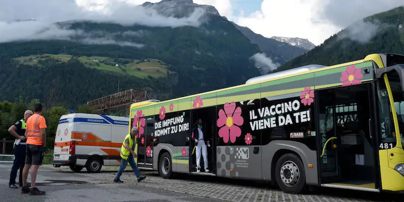 Uno dei "Vax bus" in provincia di Bolzano (Alessio Coser/Getty Images)
