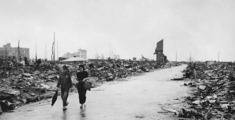Due persone camminano a Hiroshima, poco più di un mese dopo l'esplosione della bomba (U.S. Air Force via AP, File)