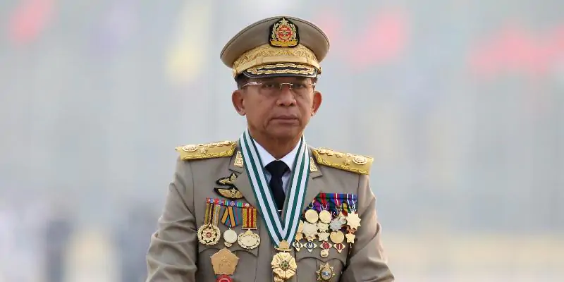 Il generale Min Aung Hlaing durante una parata militare a Naypyitaw, in Myanmar, lo scorso 27 marzo. (AP Photo/File)