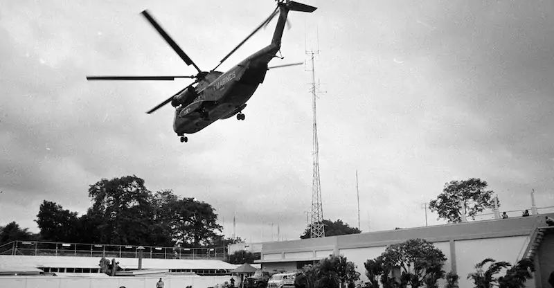 Un elicottero militare lascia l'ambasciata di Saigon, 29 aprile 1975 (AP Photo/File)