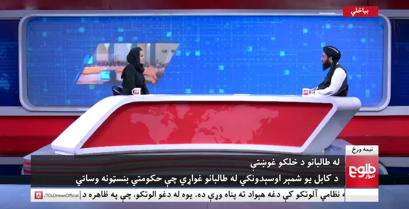 La giornalista afgana Beheshta Arghand intervista il funzionario talebano Mawlawi Abdulhaq Hemad negli studi di Tolo News (foto di Tolo News)