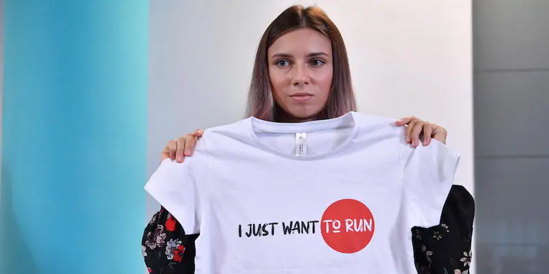 La velocista bielorussia Krystsina Tsimanouskaya mostra una maglietta con la scritta "Voglio soltanto correre" durante una conferenza stampa, giovedì 5 agosto a Varsavia, in Polonia. (EPA/ Radek Pietruszka via ANSA)