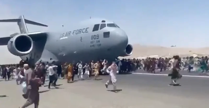 Screenshot di un video girato all'aeroporto di Kabul lunedì 16 agosto e diffuso da Tolo News