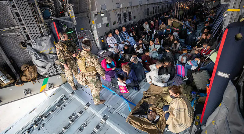 Un aereo militare tedesco arrivato a Tashkent, Uzbekistan, con a bordo persone evacuate da Kabul e dirette in Germania, il 17 agosto (Marc Tessensohn/Bundeswehr via Getty Images)