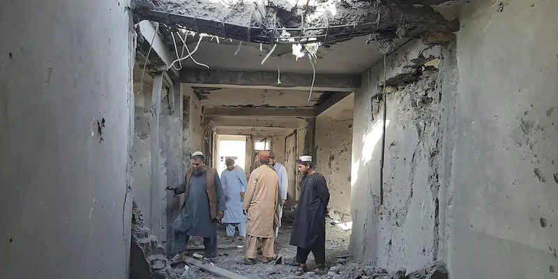 Una clinica danneggiata da un attacco aereo americano contro i talebani a Lashkar Gah, in Afghanistan, l'8 agosto 2021 (AP Photo/Abdul Khaliq, La Presse)