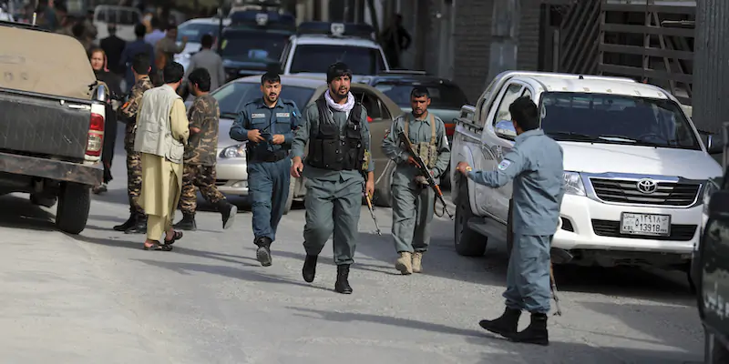 Agenti di polizia sul luogo in cui venerdì è stato ucciso Dawa Khan Menapal, capo dell'agenzia di comunicazione del governo dell'Afghanistan. (AP Photo/ Rahmat Gul)