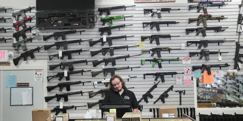 Un negozio di armi a Lake Barrington, Illinois, Stati Uniti (Scott Olson/Getty Images)