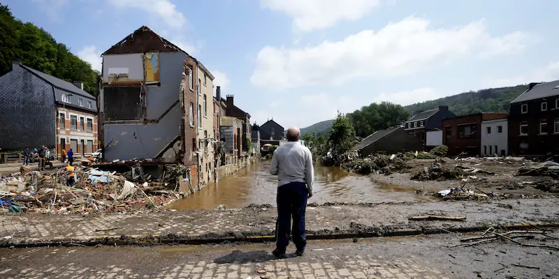 Un uomo guarda i danni provocati dalle alluvioni che a metà luglio hanno interessato diversi paesi dell’Europa centrale a Pepister, in Belgio (AP Photo/ Virginia Mayo, File)