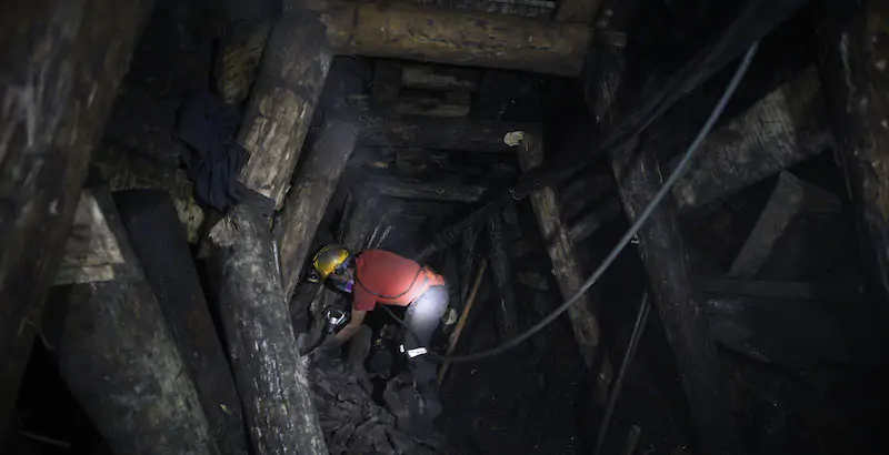 Un minatore in una miniera di carbone in Colombia (AP Photo/Fernando Vergara)
