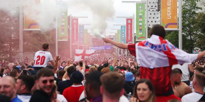 Tifosi inglesi verso Wembley il giorno della finale degli Europei di calcio (Alex Pantling/Getty Images)