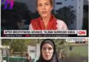 La storia dietro alle due immagini della giornalista velata di CNN a Kabul