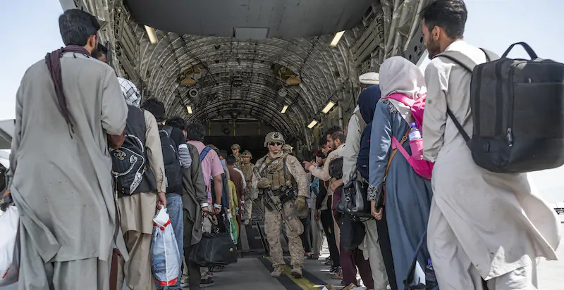 L'aeronautica militare statunitense impegnata nell'evacuazione di civili afghani all'aeroporto di Kabul (Senior Airman Brennen Lege/U.S. Air Force via AP)