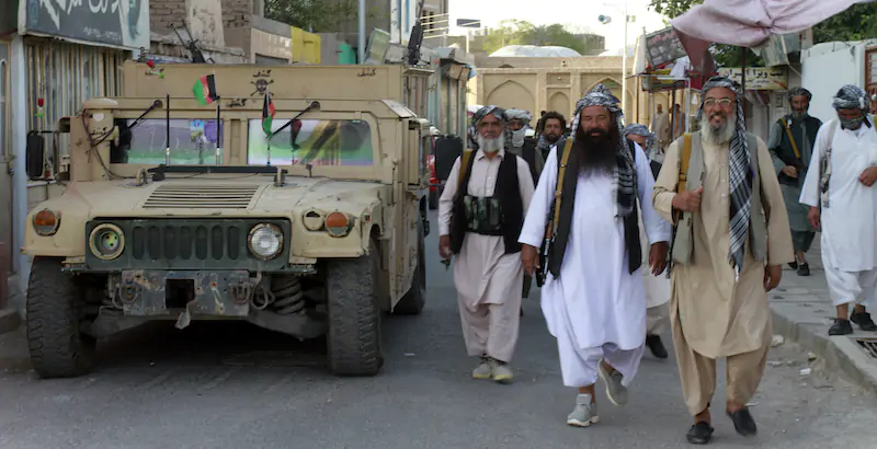 Milizie fedeli a Ismail Khan a Herat (AP Photo/Hamed Sarfarazi, File)