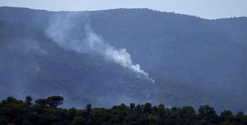 Il fumo provocato dall'incendio nel sud della Francia (AP Photo/Daniel Cole)