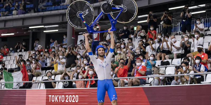 Filippo Ganna alza la sua bici al cielo dopo la vittoria dell'inseguimento a squadre (Justin Setterfield/Getty Images)