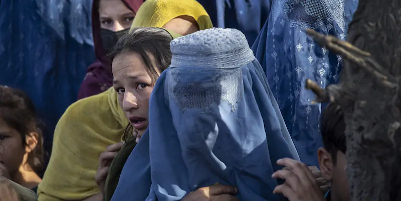 Un campo profughi a Kabul, dove centinaia di afghani si sono rifugiati dopo aver abbandonato le proprie città conquistate dai talebani (Paula Bronstein /Getty Images)