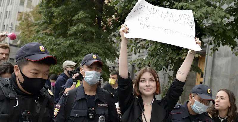 Una giornalista russa durante una protesta per la libertà di stampa, agosto 2021 (AP Photo/Denis Kaminev)