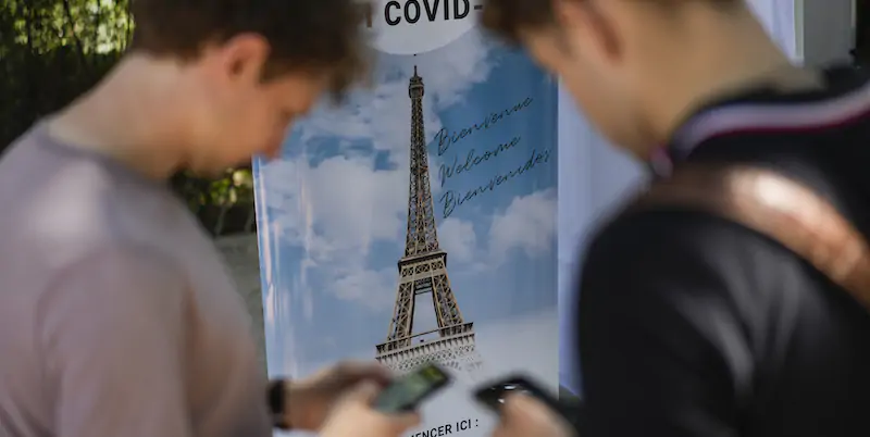 Turisti in attesa dei controlli dei "Green Pass" per accedere alla Tour Eiffel, a Parigi, Francia (AP Photo/Daniel Cole, File)