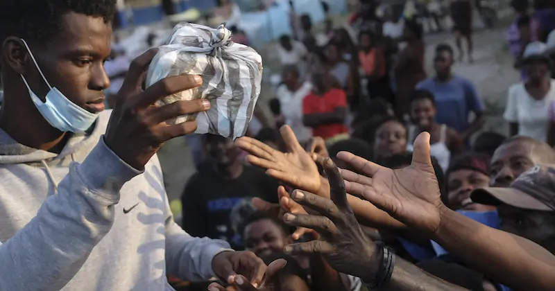 Ad Haiti gli aiuti dopo il terremoto arrivano dai politici in campagna elettorale