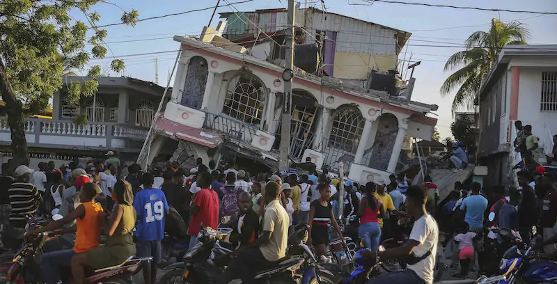 Il Petit Pas Hotel di Les Cayes, distrutto dal terremoto (AP Photo/Joseph Odelyn)