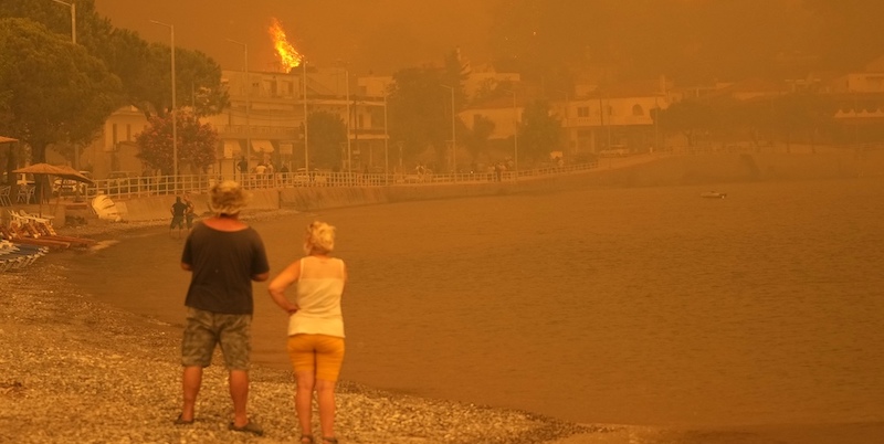 Στην Ελλάδα το νησί της Εύβοιας καίγεται εδώ και επτά ημέρες