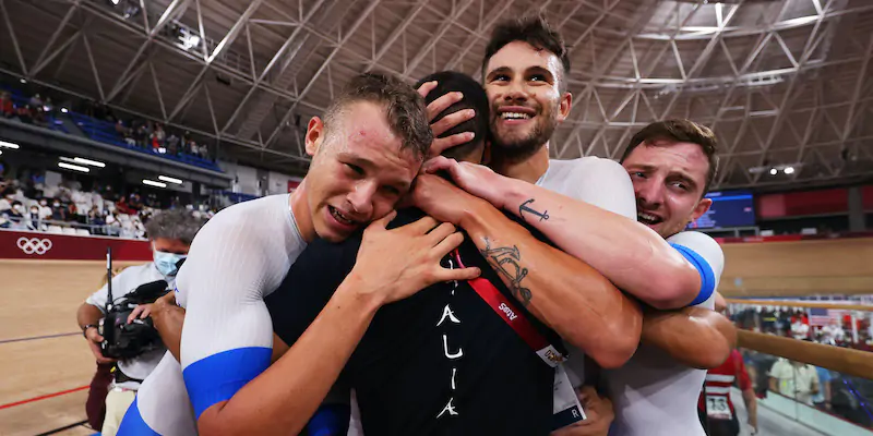 Jonathan Milan, Filippo Ganna, Francesco Lamon e Simone Consonni dopo l'oro vinto nell'inseguimento (Justin Setterfield/Getty Images)