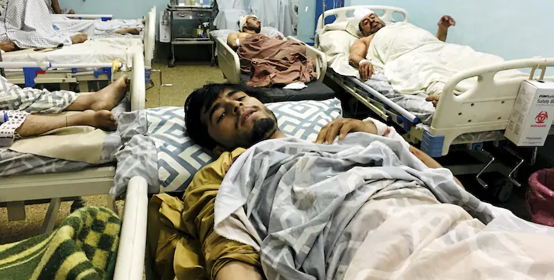 Feriti afghani in un ospedale di Kabul dopo l'attentato (AP Photo/Mohammad Asif Khan)