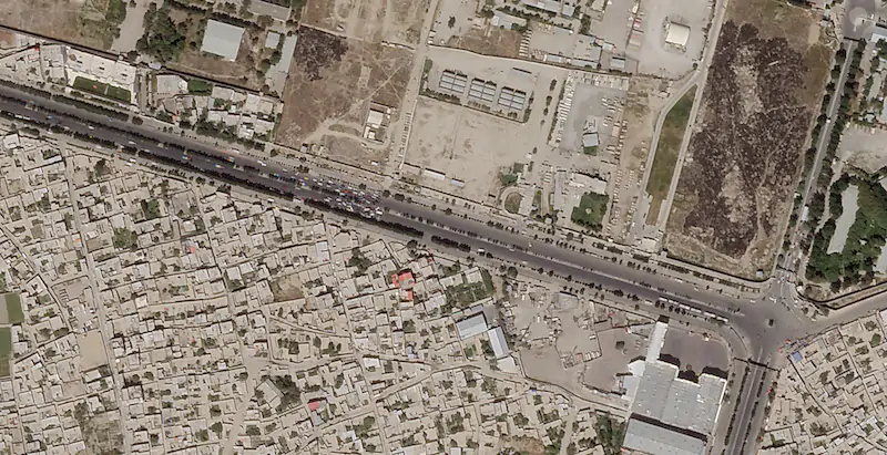 Una foto satellitare di uno degli accessi all'aeroporto di Kabul (Planet Labs Inc. via AP)