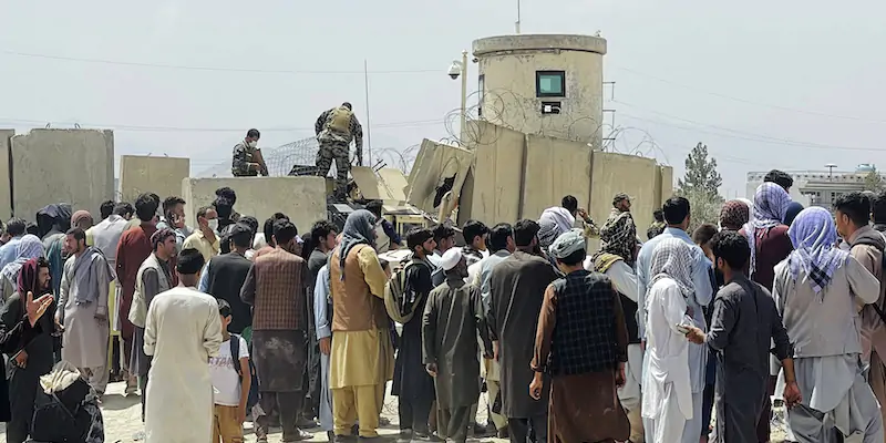 Civili afghani fuori dall'aeroporto di Kabul (AP Photo)