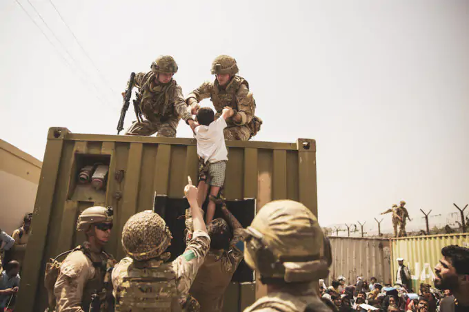 Soldati statunitensi all'aeroporto di Kabul (Victor Mancilla/U.S. Marine Corps via AP)