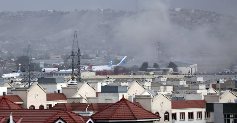 Il fumo provocato dall'esplosione all'aeroporto di Kabul (AP Photo/Wali Sabawoon)
