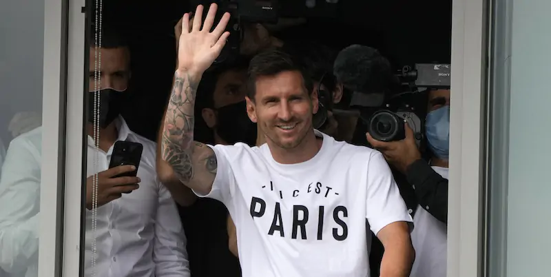Lionel Messi saluta i tifosi del Paris Saint-Germain dopo essere arrivato all'aeroporto Le Bourget di Parigi (AP Photo/Francois Mori)