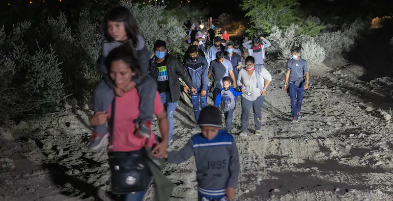 Migranti messicani camminano verso il confine con gli Stati Uniti, agosto 2021 (John Moore/Getty Images)