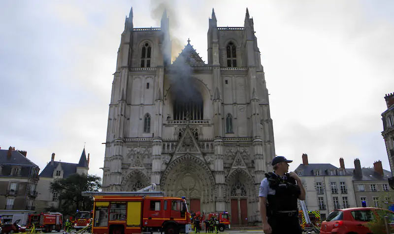 L'incendio nella cattedrale di Nantes (AP Photo/Laetitia Notarianni)