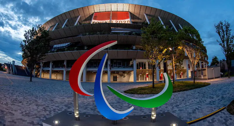 Il simbolo delle Paralimpiadi davanti allo Stadio nazionale del Giappone di Tokyo (EPA/ Joel Marklund via ANSA)