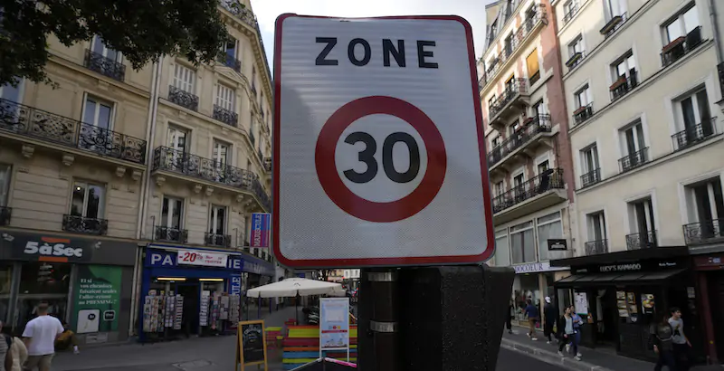 Un cartello che indica il limite di velocità a Parigi (AP Photo/Francois Mori)