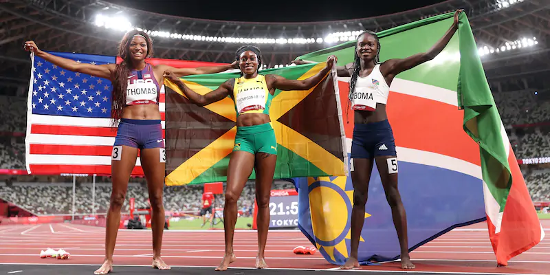 Gabrielle Thomas, Elaine Thompson-Herah e Christine Mboma dopo la finale dei 200 metri (Michael Steele/Getty Images)