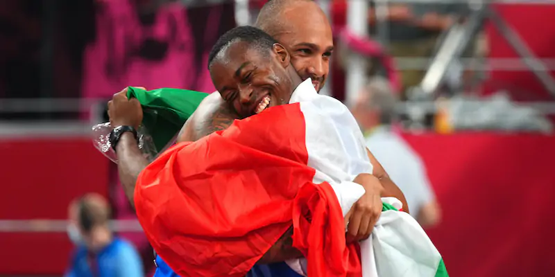 Marcell Jacobs e Fausto Desalu dopo la vittoria dell'Italia nella staffetta 4x100 (Aleksandra Szmigiel-Pool/Getty Images)