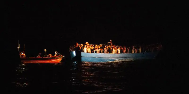 Nella notte tra sabato e domenica le navi Sea Watch 3 e Ocean Viking hanno soccorso circa 400 migranti al largo della Tunisia