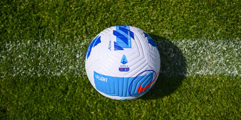 Il nuovo pallone Nike della Serie A (LaPresse/Fabio Ferrari)