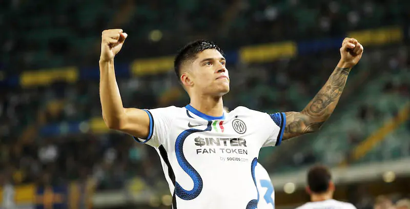 Il calciatore dell'Inter Joaquin Correa dopo aver segnato contro il Verona, venerdì 27 settembre (ANSA/EMANUELE PENNACCHIO)