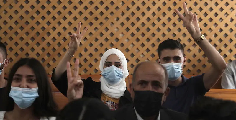 Due residenti palestinesi di Sheikh Jarrah durante l'udienza della Corte Suprema (AP Photo/Maya Alleruzzo)