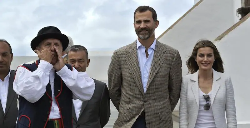 Il principe Felipe e la principessa Letizia di Spagna assistono a un'esibizione di "siblo" in visita a La Gomera nel 2012 (EPA/ Carlos Fernandez, via ANSA)