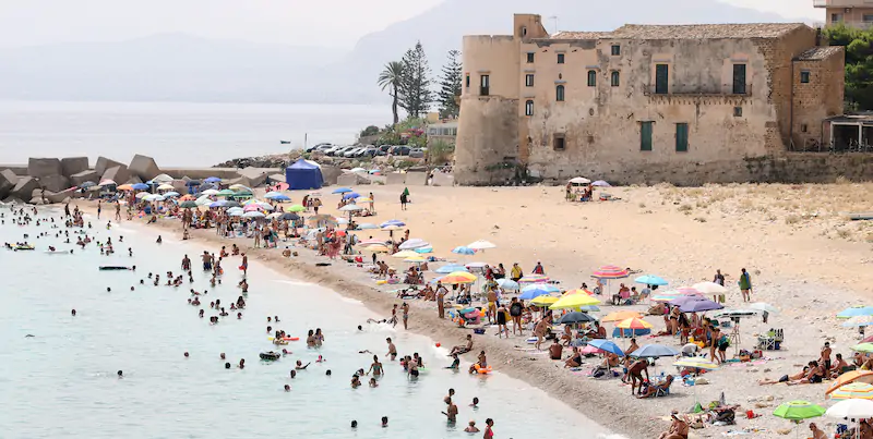 La spiaggia Vergine Maria di Palermo (Alberto Lo Bianco/LaPresse)