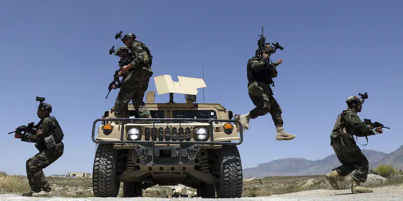 Soldati afghani durante una pattuglia a maggio 2021 (AP Photo/Rahmat Gul)
