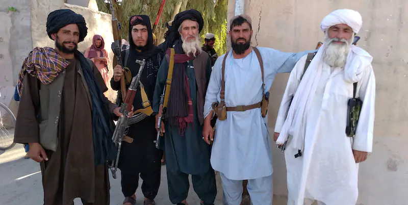 Combattenti talebani dopo aver conquistato la città di Farah, in Afghanistan (AP Photo/Mohammad Asif Khan)