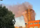 Il grosso incendio in un palazzo a Milano