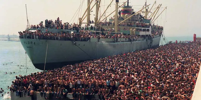 L'arrivo a Bari della nave Vlora, l'8 agosto 1991 (ANSA/Lorenzo Turi, LUCA TURI)