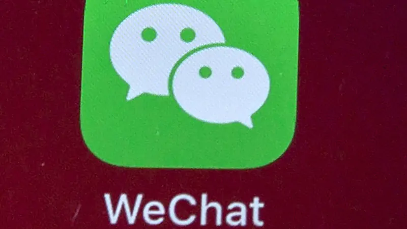 L'icona di WeChat su uno smartphone (AP Photo/Mark Schiefelbein, La Presse)