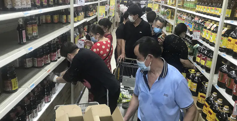 Alcune persone fanno scorta di prodotti alimentari in un supermercato di Wuhan, lunedì 2 agosto (Chinatopix Via AP)